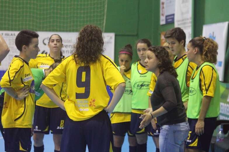 Imagen de Cristina Gimeno dando instrucciones a su equipo (Foto TA)